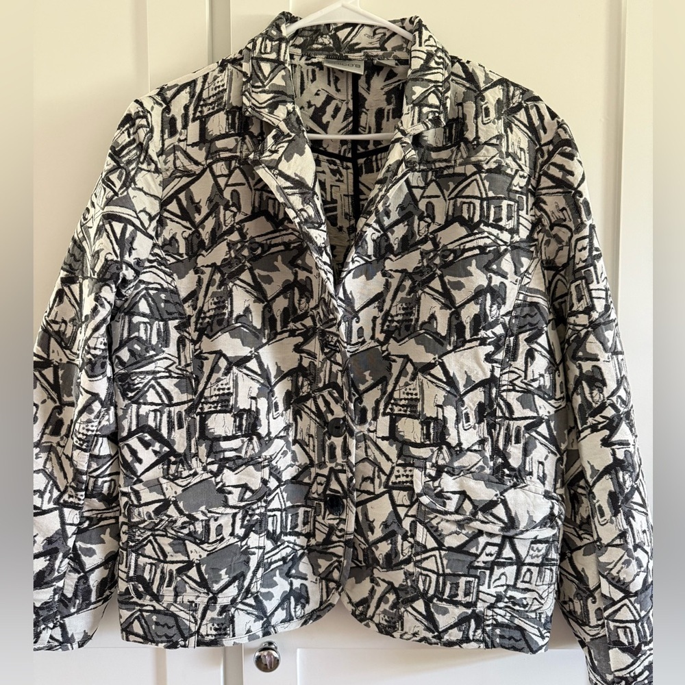 Chico’s Silk blend size 10 or (2).Silk blend black/white blazer. *button missing